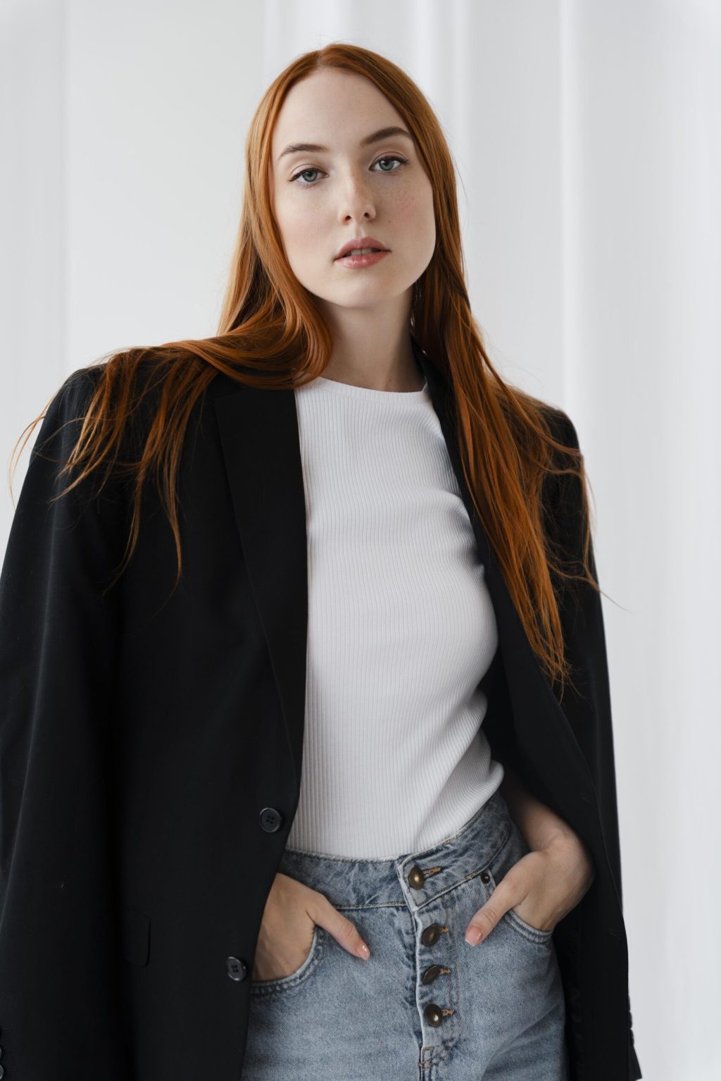 medium-shot-woman-posing